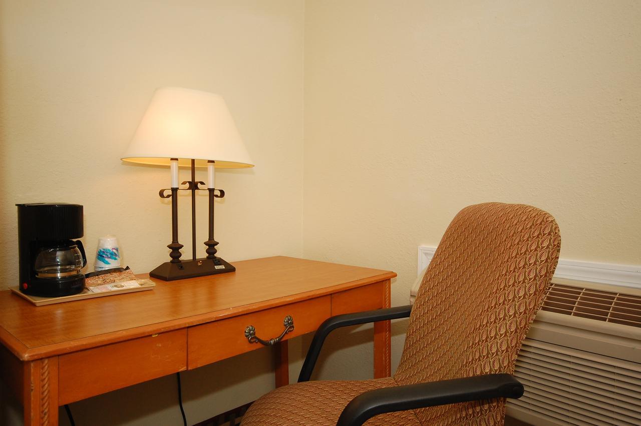Millville Motorsports Inn And Suites ภายนอก รูปภาพ